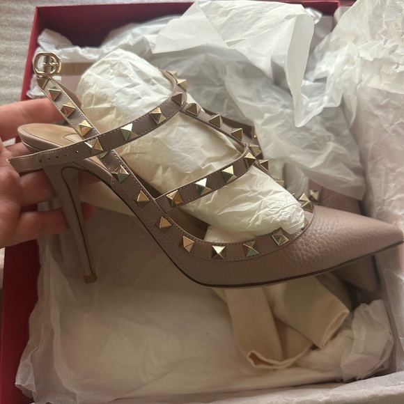 VALENTINO GARAVANI Rockstud Nude Heels - Picture 3 of 8